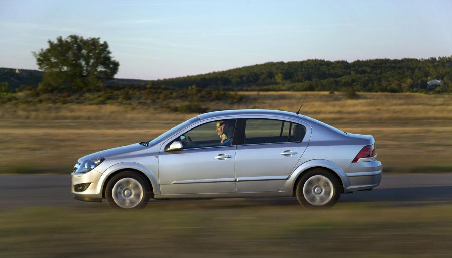  Opel Astra Sedan 2005 года  (фото 8 из 38)